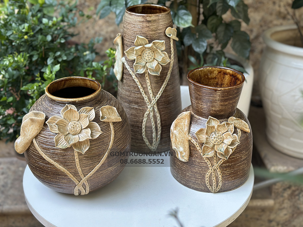 Lọ dáng đầm đắp nổi hoa sen gốm mộc sang trọng, tinh tế 5